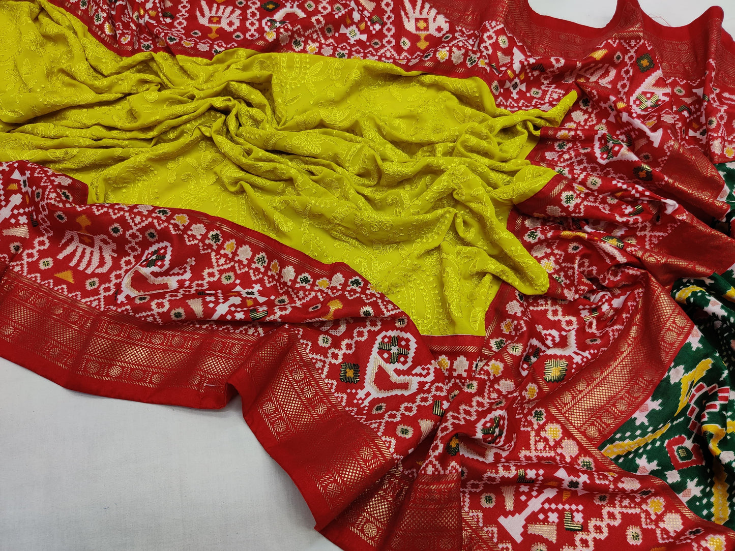 Here we present exclusive and branded premium Georgette saree with lucknowi  chikankari work all over the saree
