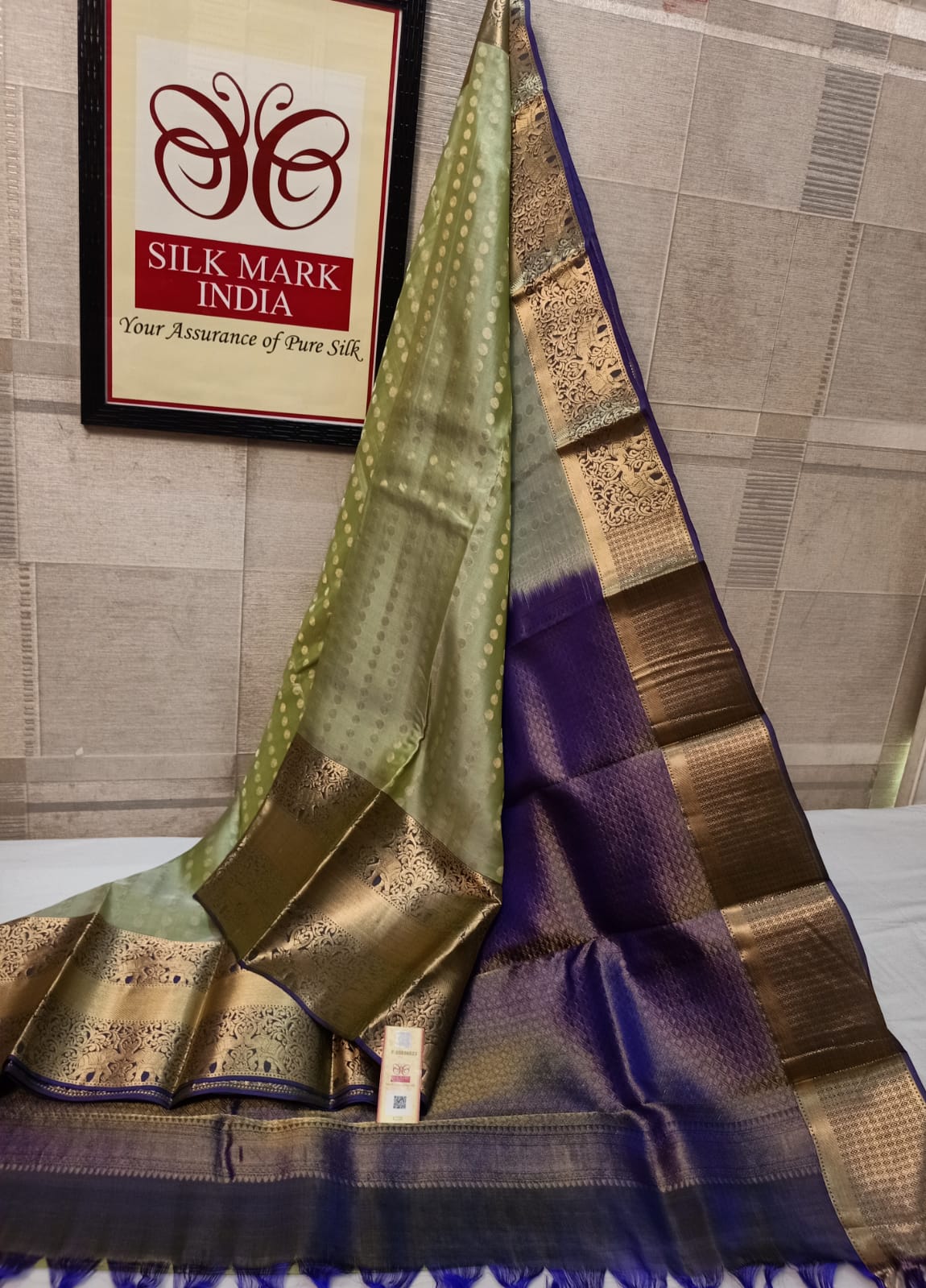 Bridal wear 1000 Butta All self*
Light weight Pure kanjivaram silk saree
Brocade all self
All over all self weaving
Jarie weaving all over saree
Tissue jarie weaving border*
10inch tissue border*