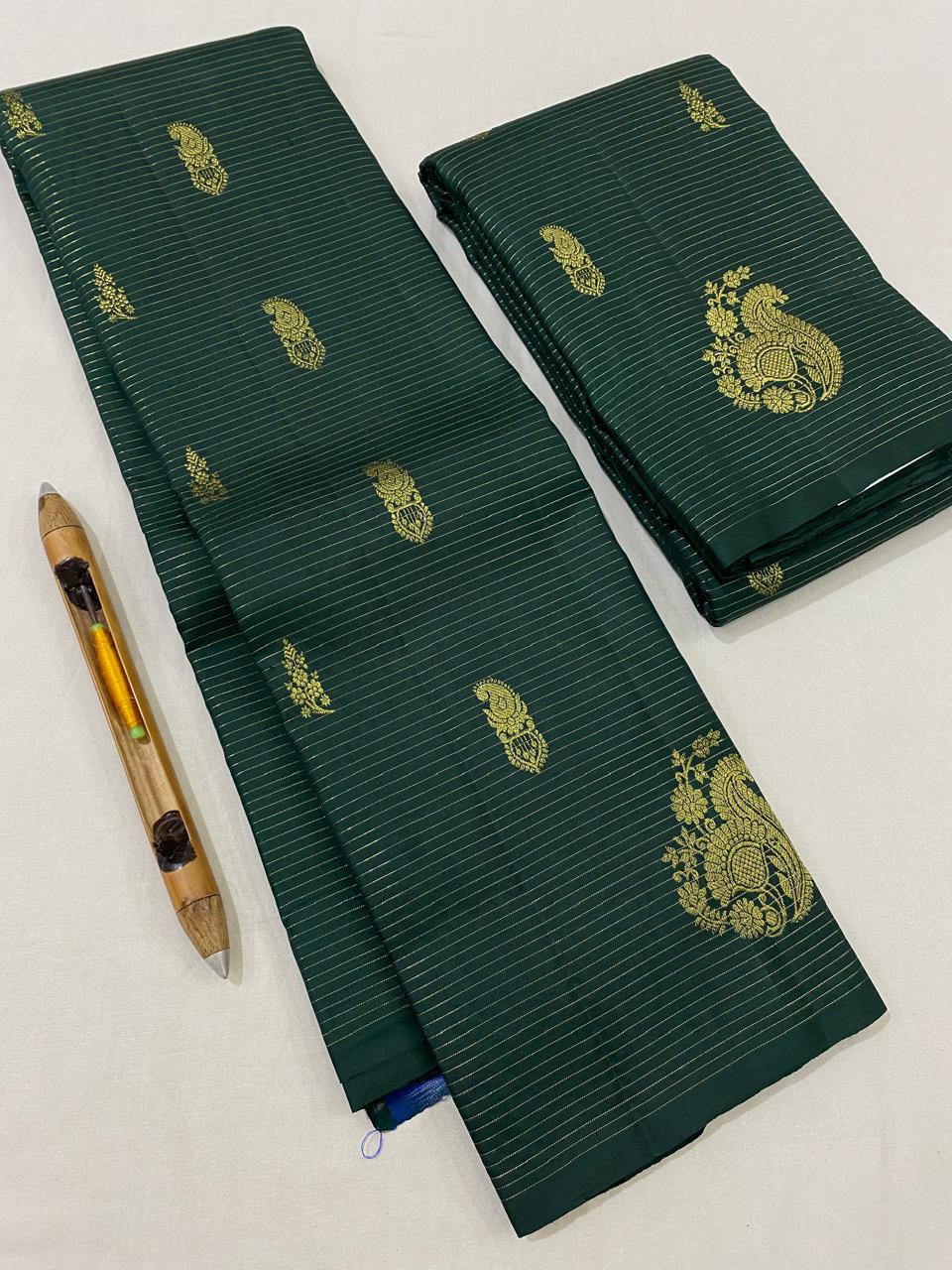 Kanchipuram handloom pure silk saree
Beautiful fancy Design  
beautiful With out border Small butta type sarees*