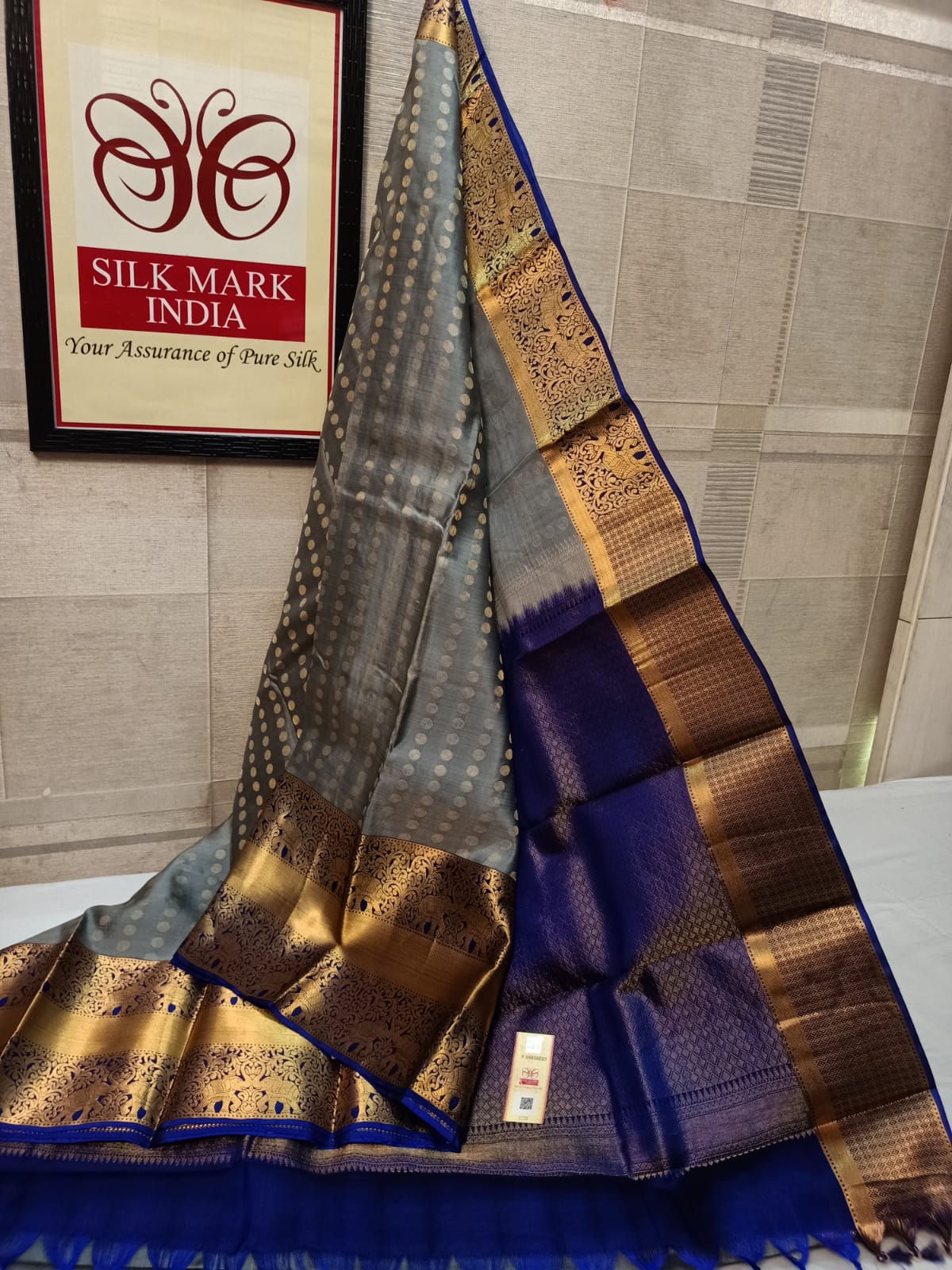 Bridal wear 1000 Butta All self*
Light weight Pure kanjivaram silk saree
Brocade all self
All over all self weaving
Jarie weaving all over saree
Tissue jarie weaving border*
10inch tissue border*