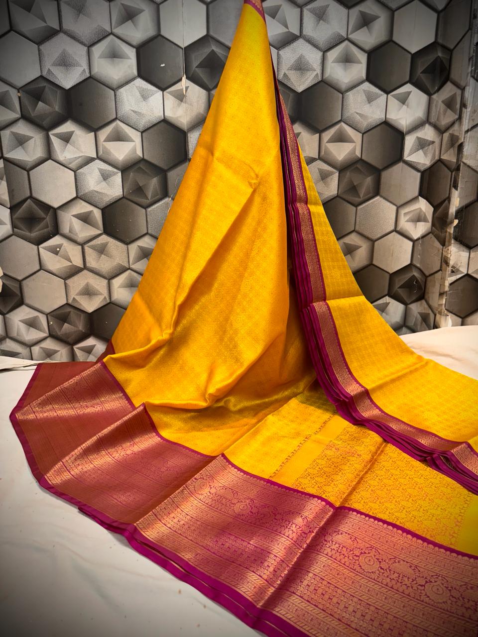 Handwoven Banarasi Kora Muslin Tanchui Saree*
Beautiful Kanchi Bodar Design Body*