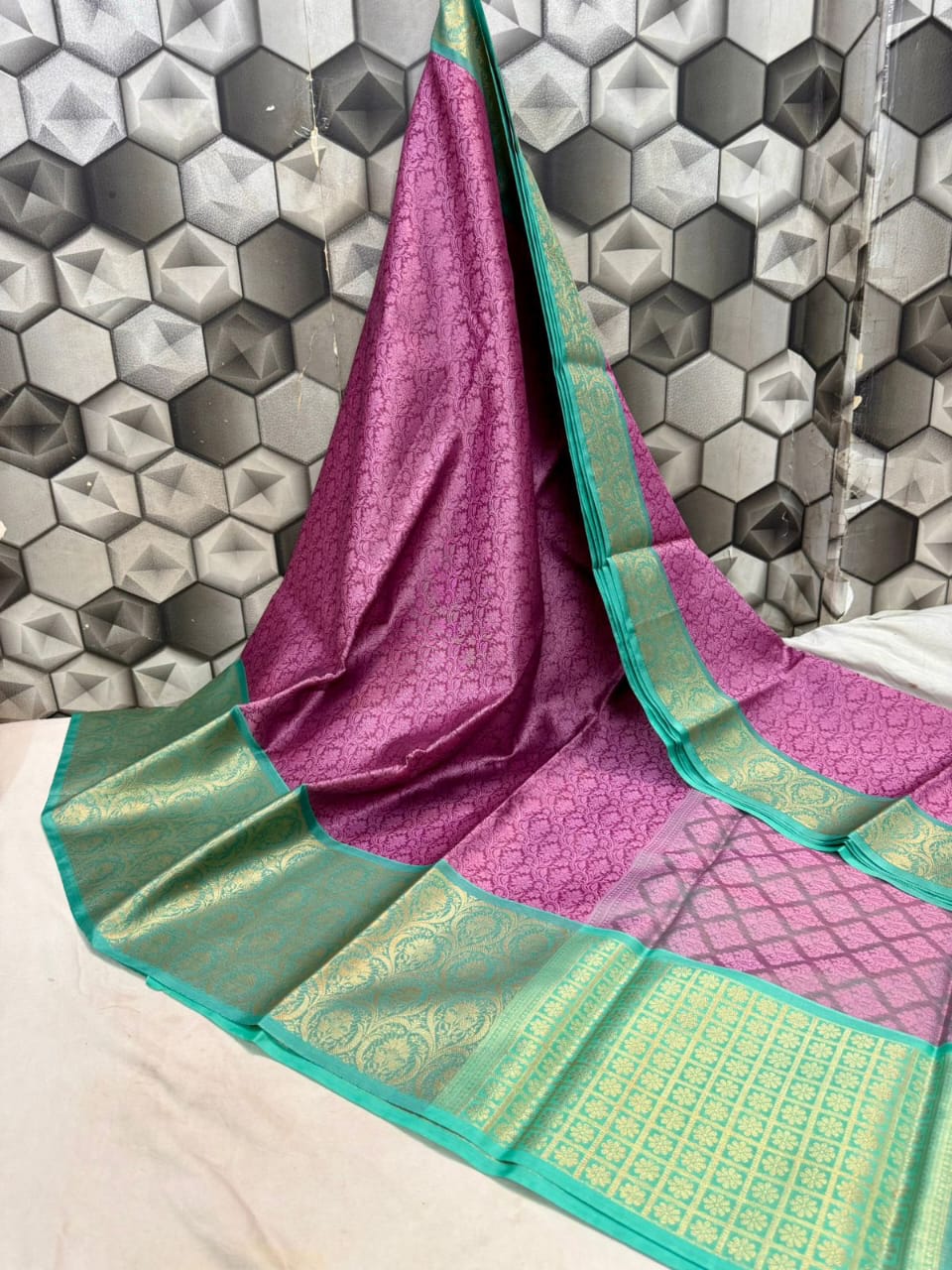 Handwoven Banarasi Kora Muslin Tanchui Saree*
Beautiful Kanchi Bodar Design Body*