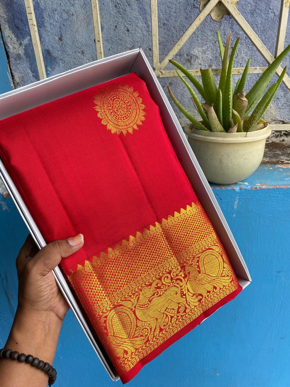 Kanchipuram Handloom pure silk saree
Beautiful fancy Design
gold  zari fancy hot red collection butta beautiful type sarees*