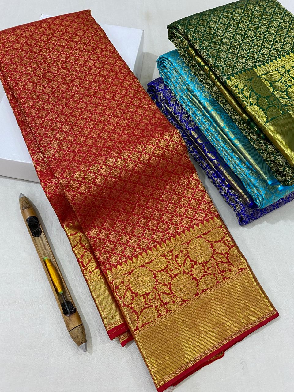 Kanchipuram Handloom pure silk saree
Beautiful fancy Design
gold  zari fancy over all floral beautiful Wedding type sarees*