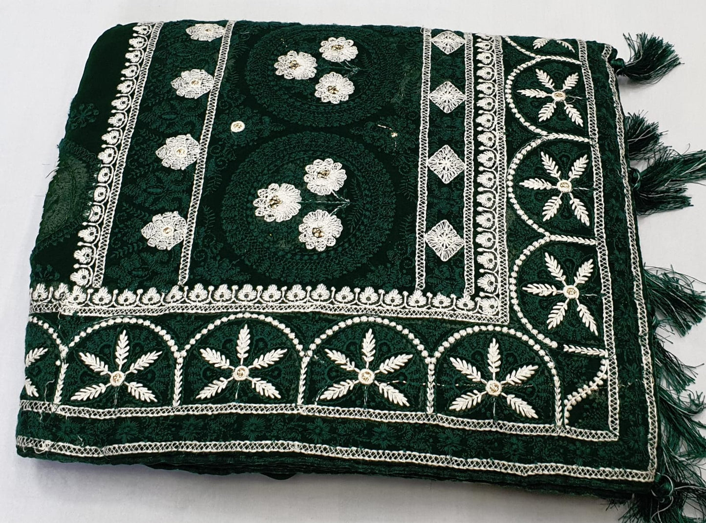 Allover tone to tone lucknowi chikankari work on georgette*
Saree