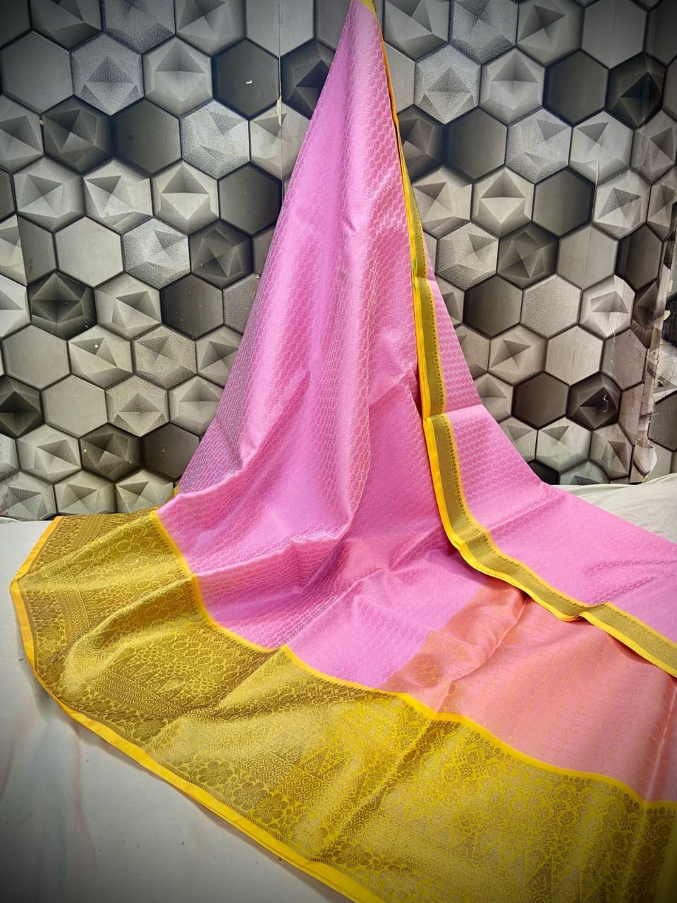 Handwoven Banarasi Kora Muslin Tanchui Saree*
Beautiful Kanchi Bodar Design Body*