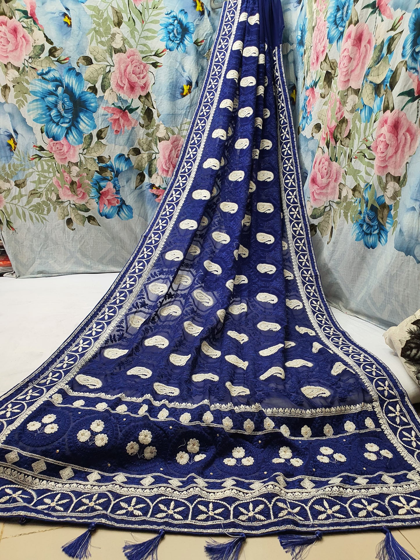 Allover tone to tone lucknowi chikankari work on georgette*
Saree