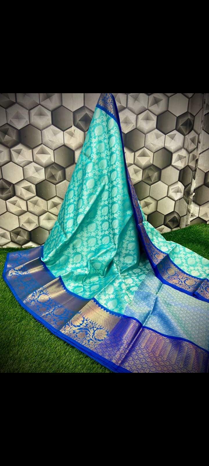 Handwoven Banarasi Kora Muslin Tanchui Saree*
Beautiful Kanchi Bodar Design Body*