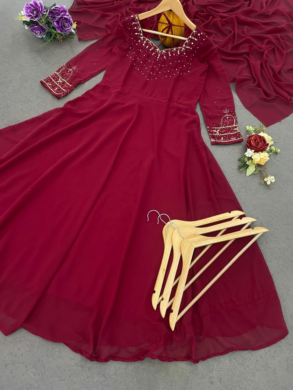 Beautiful suit set.                 Fabric : fox Georgette.
work : hand work.
Duppata : fox Gergette.