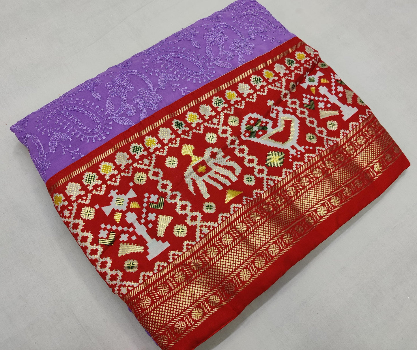Here we present exclusive and branded premium Georgette saree with lucknowi  chikankari work all over the saree