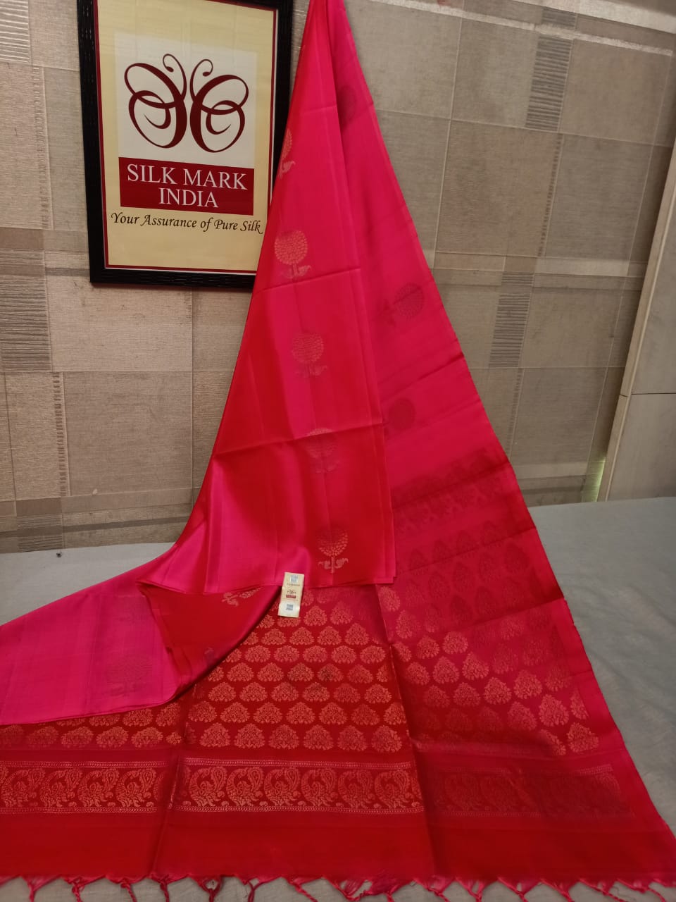 Pure silk Handloom*
Meena butta Silver jarie Butta Meena work butta Fancy butta Double warp silk Aravta butta All over butta Rich pallu