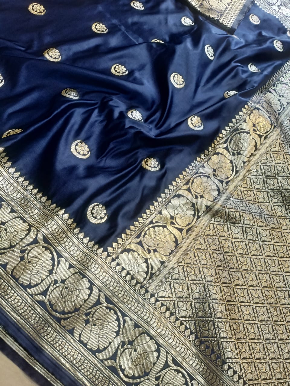 EXCELLENT BANARASI MASHRU SILK SAREES SMOOTH AND SOFT SAREES LIKE PREMIUM KATAN WITH BEAUTIFUL CHAAND SITARA BUTI
WITH BEAUTIFUL BLOUSE PIECE