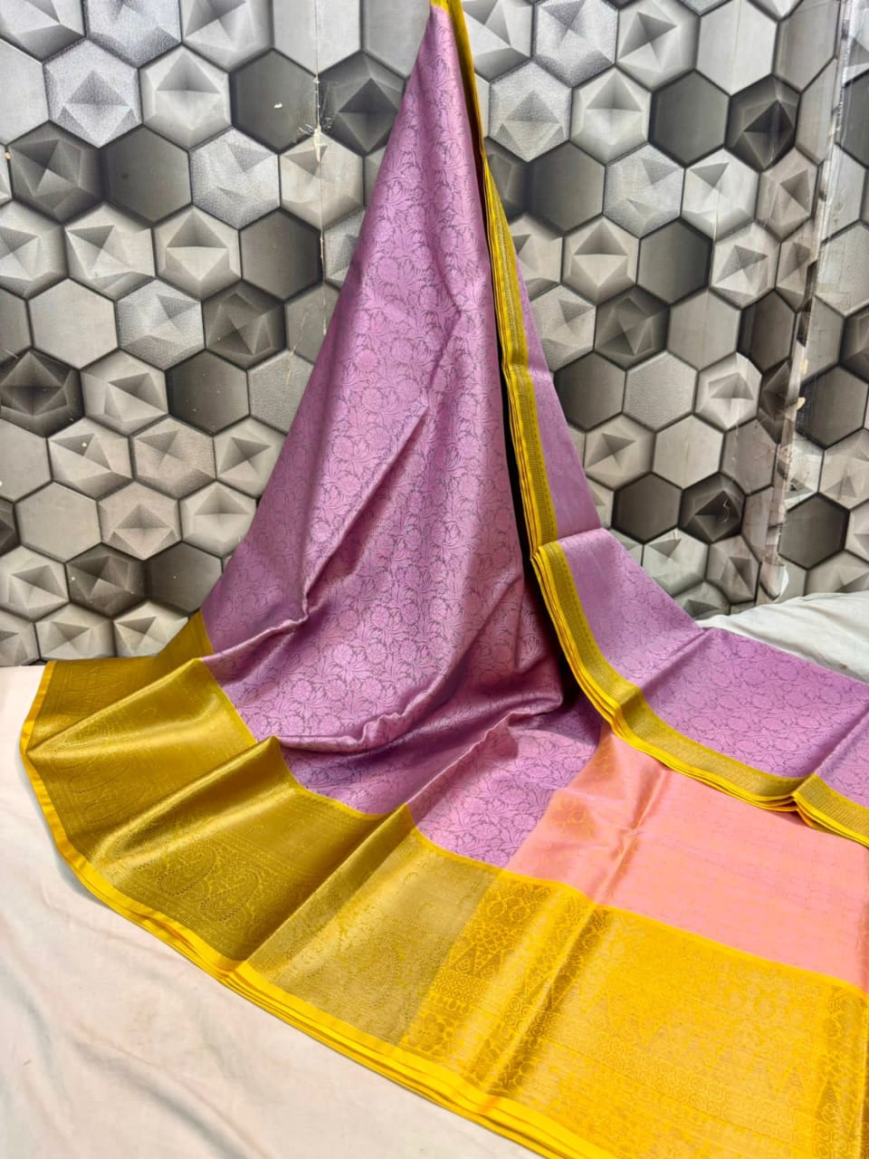 Handwoven Banarasi Kora Muslin Tanchui Saree*
Beautiful Kanchi Bodar Design Body*
