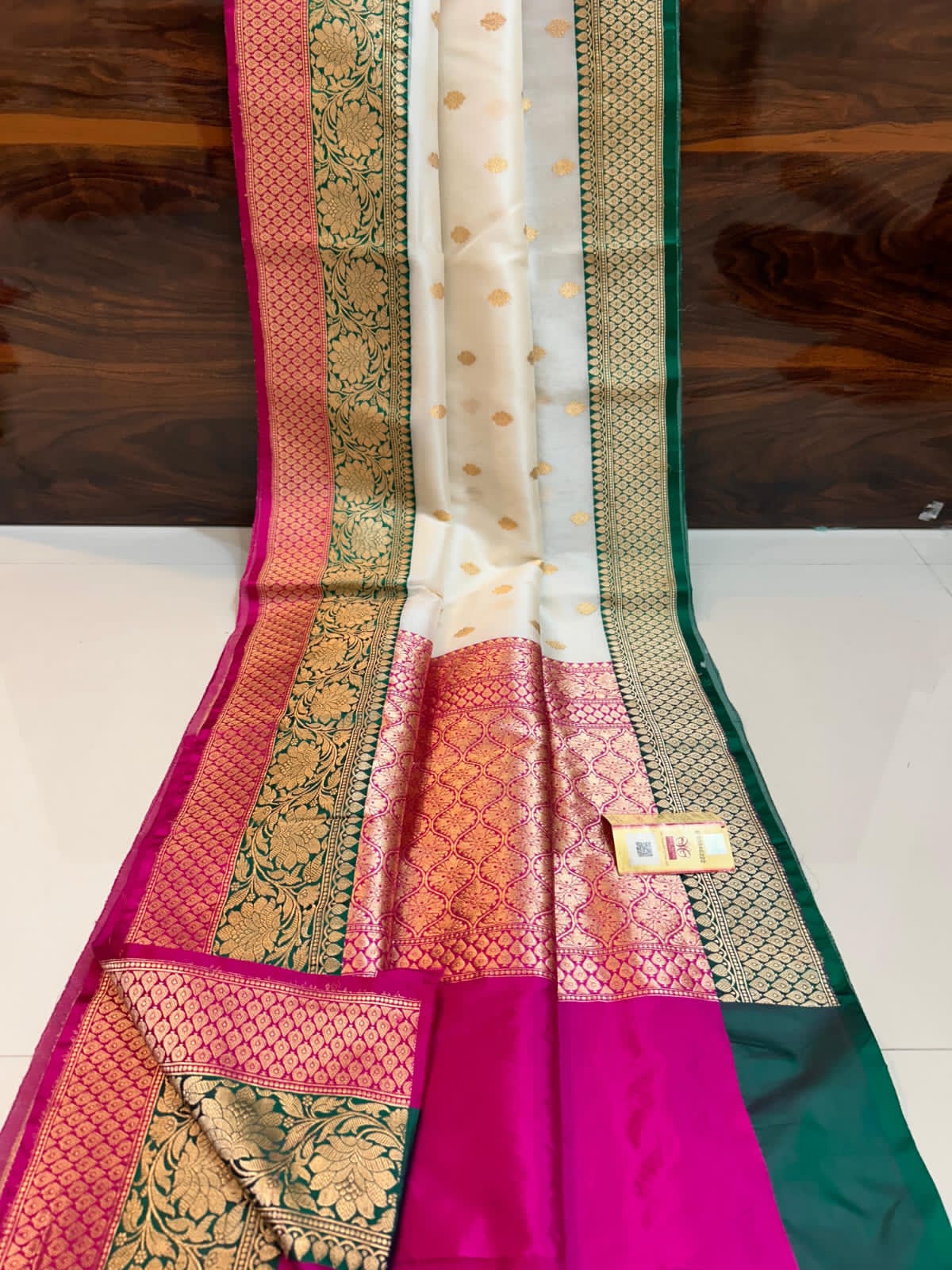 Banarsi Pure Kora Organza Silk Sarees With Pure Katan Border And Anchal*
*Pure Handloom Sarees*
Contrast *Blouse* With *Border*
With *Antique Zari*
With *Silk Mark* Certificate