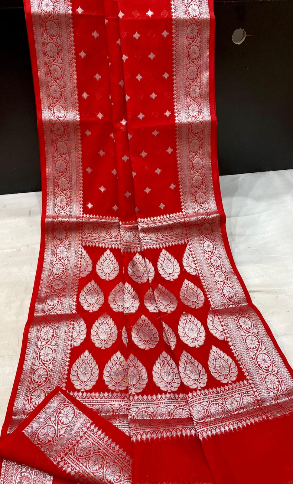 Banarsi Handloom Semi  Georgette Sarees With All Over Zari Weaving Tara Buti 
With Beautiful Designer Border Designer Rich Pallu With Plain Blouse One Side Border