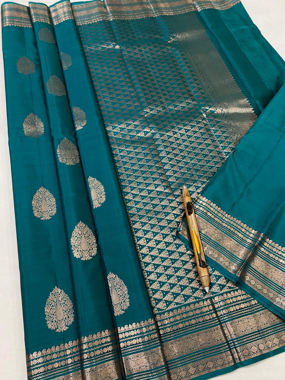 Kanchipuram Handloom pure silk saree
Beautiful fancy Design
Rose copper zari  beautiful butta  type sarees*