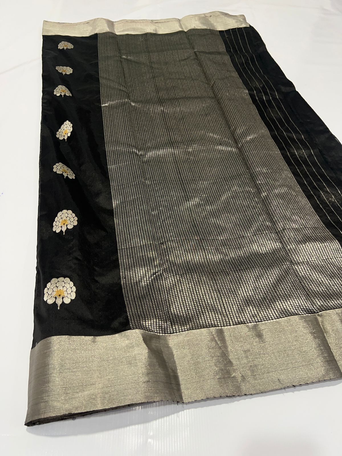 Pattu silk ek nal motif saree