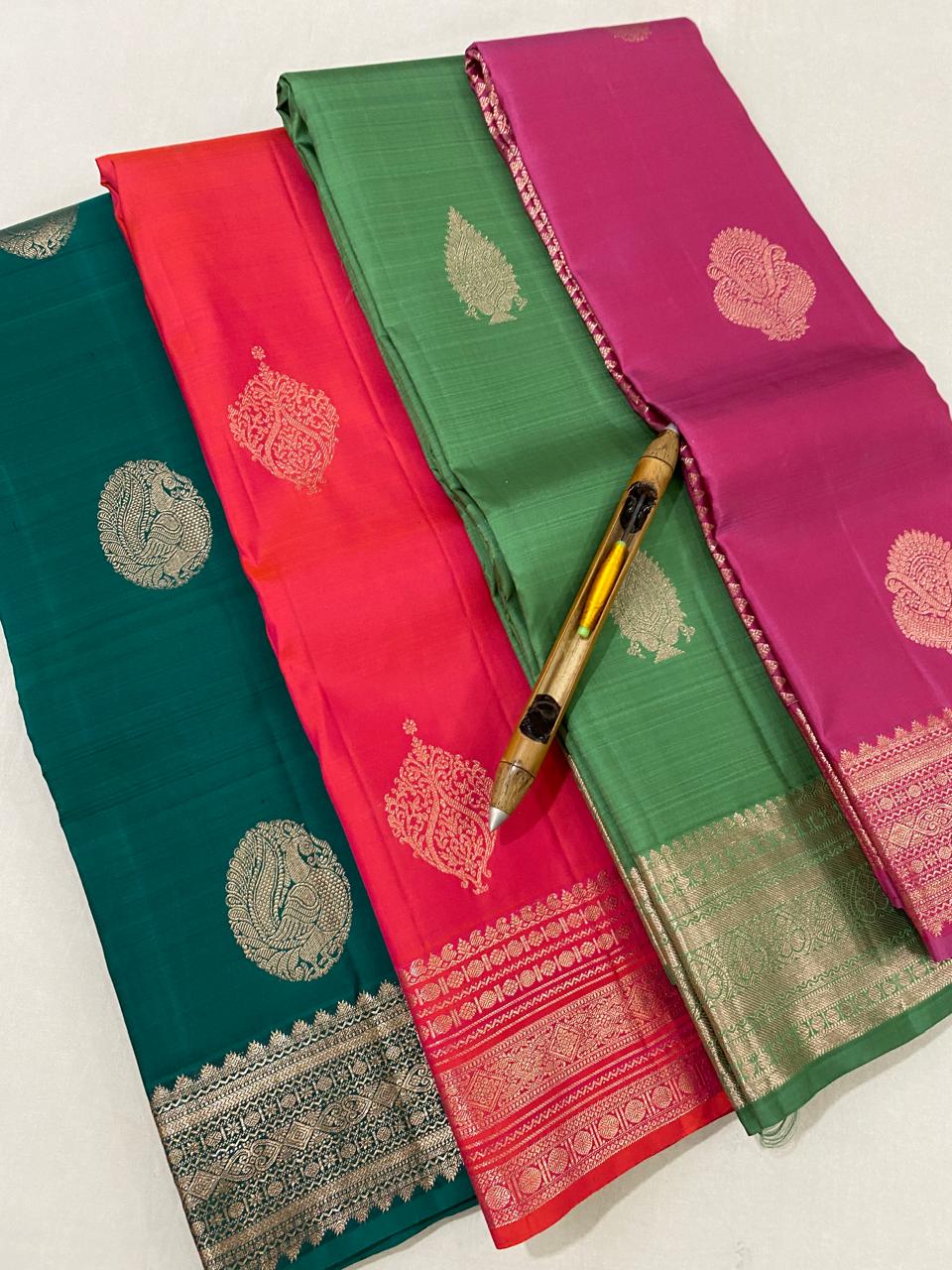 Kanchipuram Handloom pure silk saree
Beautiful fancy Design
Rose copper zari  beautiful butta  type sarees*