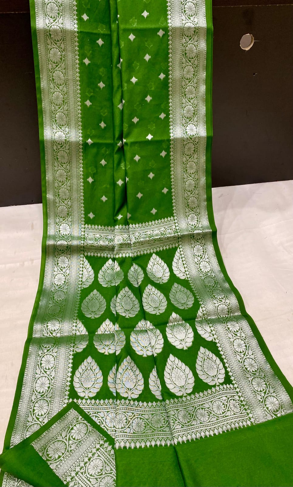 Banarsi Handloom Semi  Georgette Sarees With All Over Zari Weaving Tara Buti 
With Beautiful Designer Border Designer Rich Pallu With Plain Blouse One Side Border