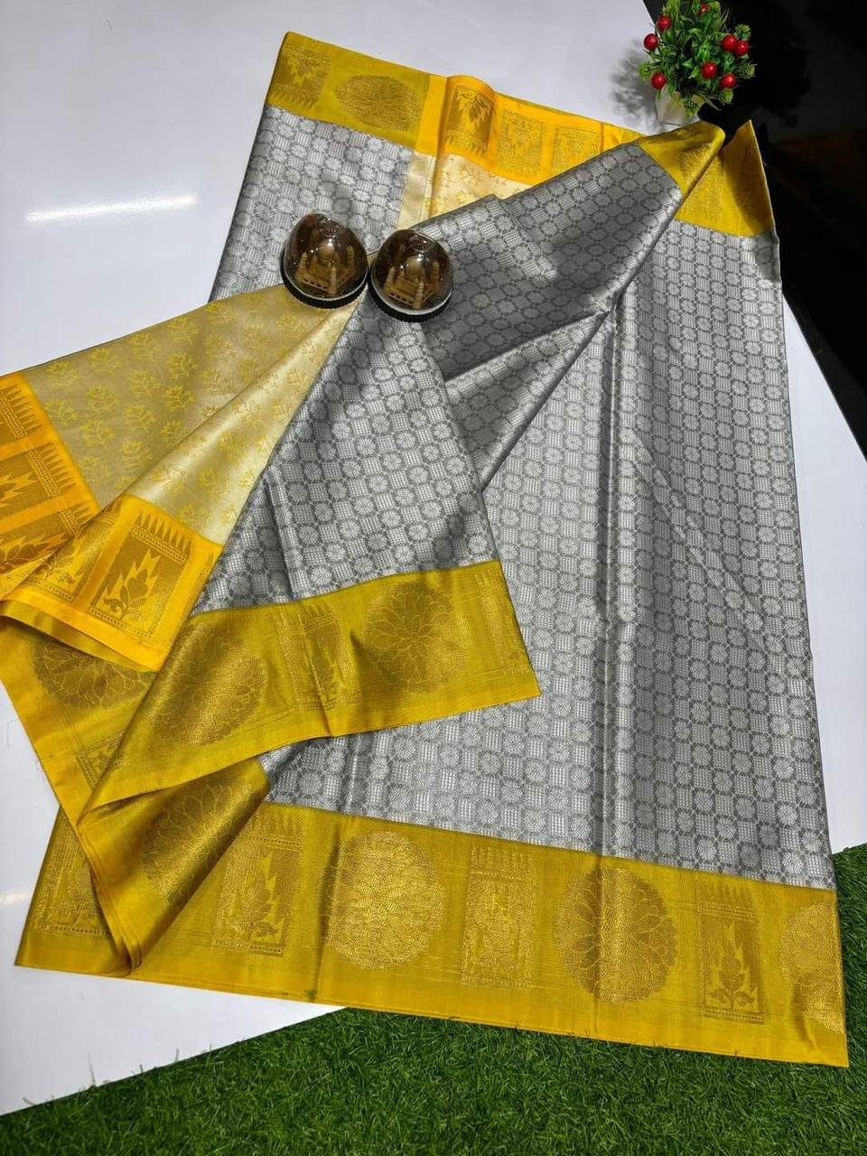 Handwoven Banarasi Kora Muslin Tanchui Saree*
Beautiful Kanchi Bodar Design Body*