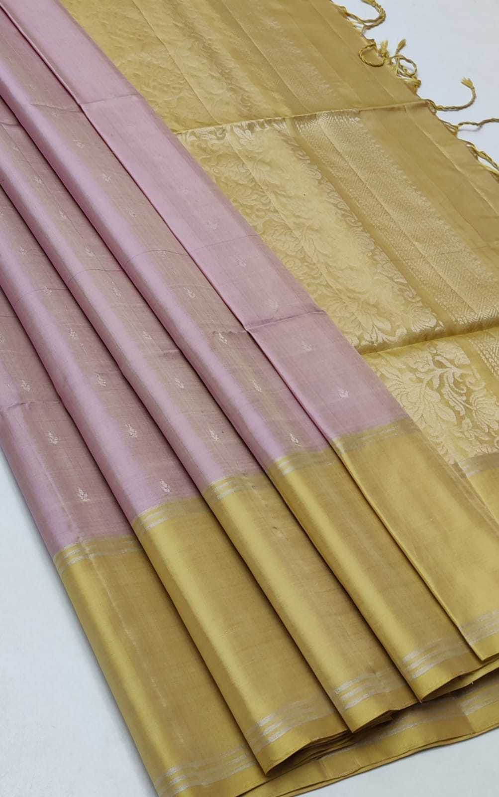 Pure handloom Double warp soft silk saree
Fansy sarees
With silk mark certificate