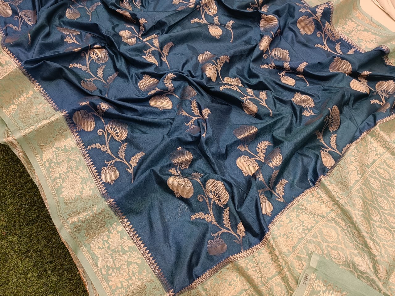Bnarasi Semi katan soft silk saree 
Latest fancy border design
Full body bnarasi flower zari weaving  
weaving designer pallu