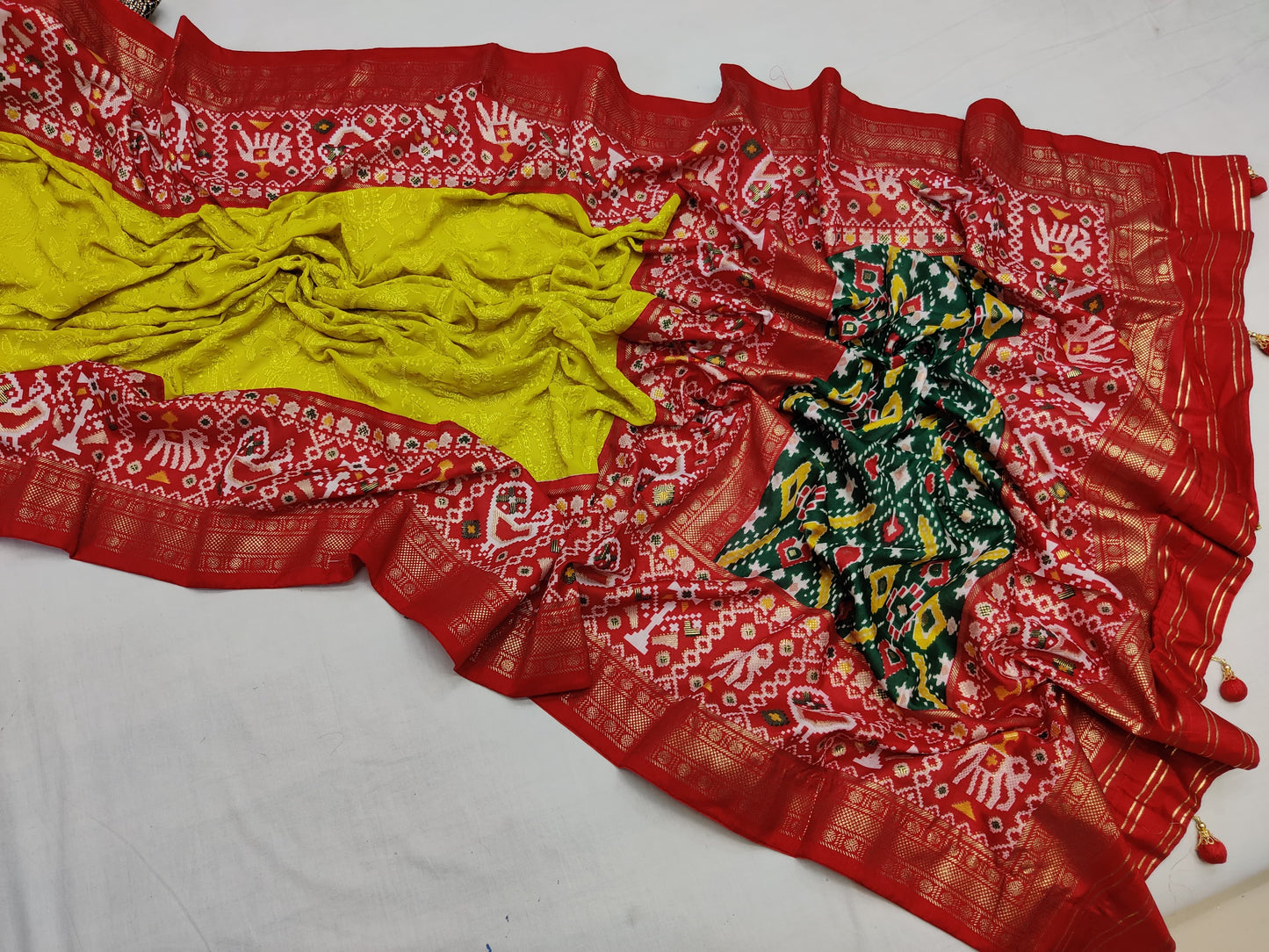 Here we present exclusive and branded premium Georgette saree with lucknowi  chikankari work all over the saree