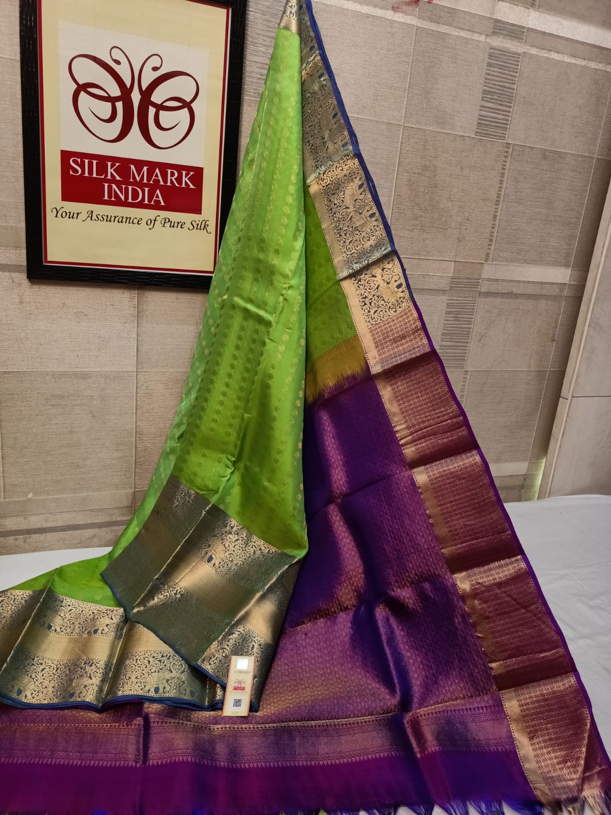 Bridal wear 1000 Butta All self*
Light weight Pure kanjivaram silk saree
Brocade all self
All over all self weaving
Jarie weaving all over saree
Tissue jarie weaving border*
10inch tissue border*