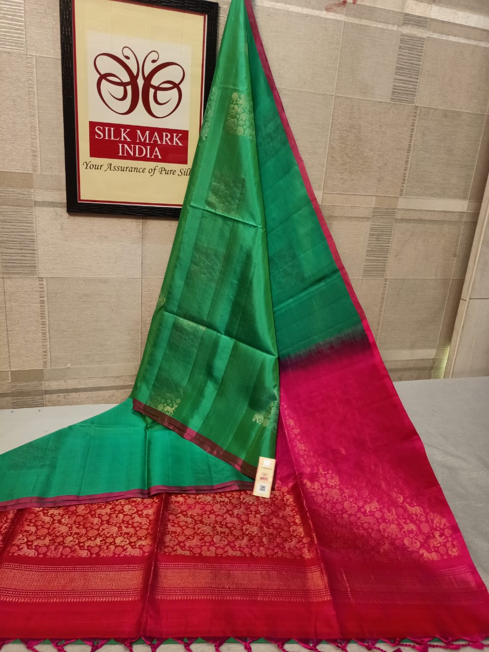 Pure silk Handloom*
Meena butta Silver jarie Butta Meena work butta Fancy butta Double warp silk Aravta butta All over butta Rich pallu