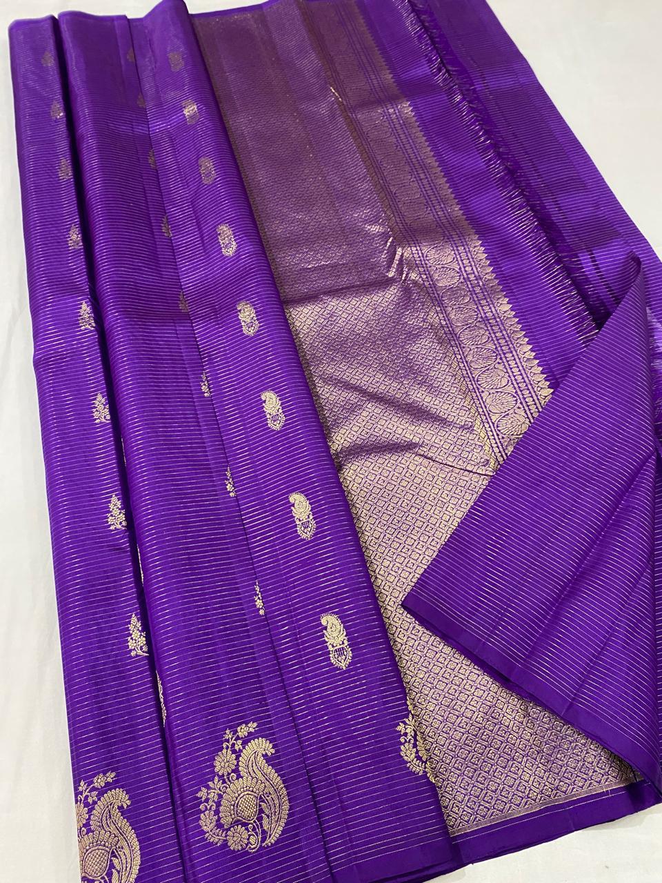 Kanchipuram handloom pure silk saree
Beautiful fancy Design  
beautiful With out border Small butta type sarees*