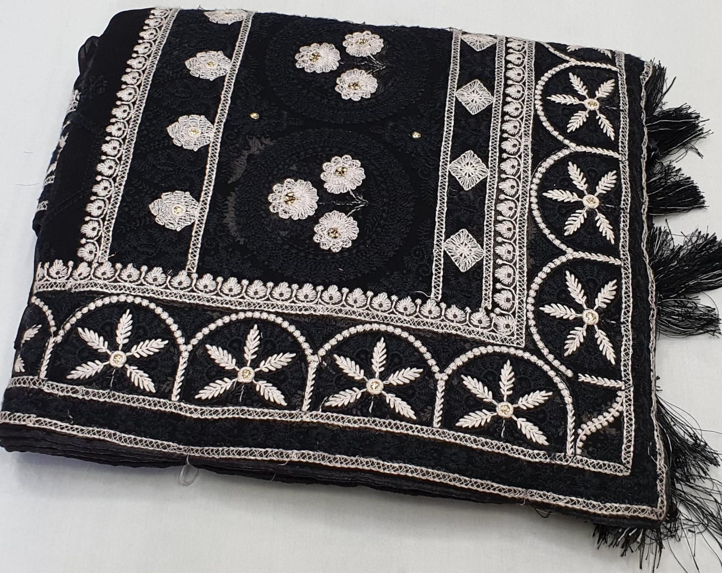 Allover tone to tone lucknowi chikankari work on georgette*
Saree