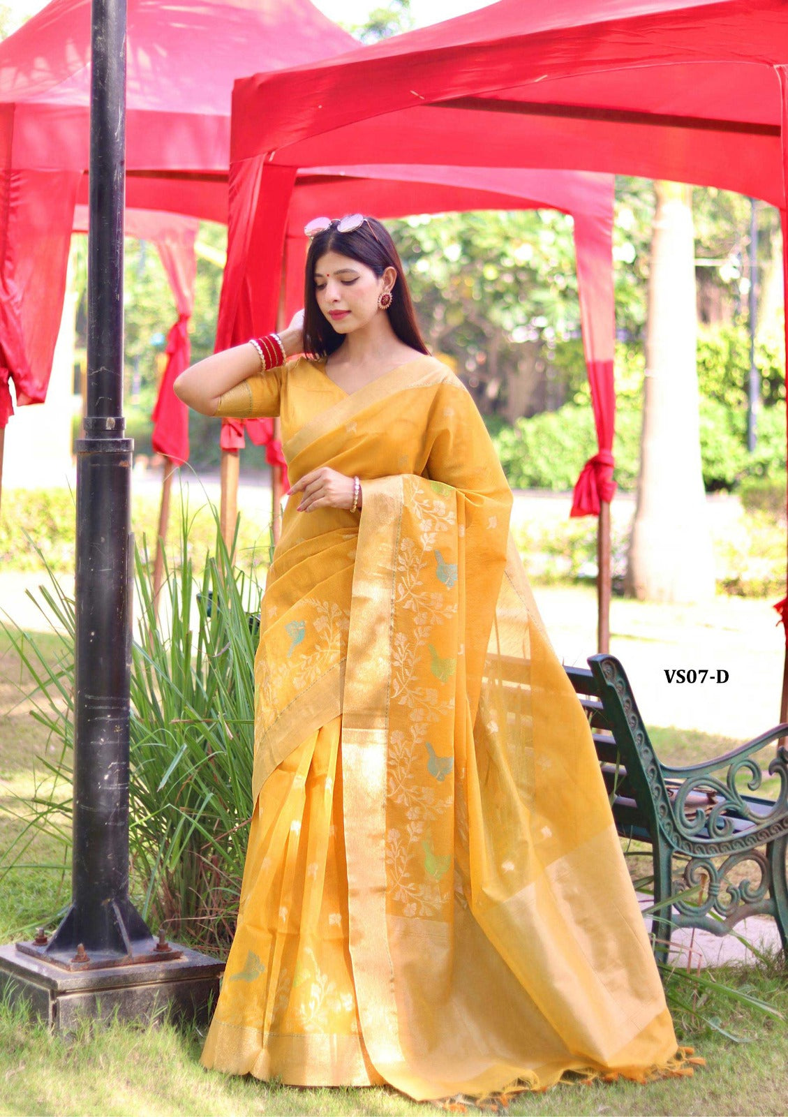 Saree:* Pure Linen Silk traditional Jamdani type weaving border with single katha linning on border and zari weaved butti all over with zari pallu and Fancy Tassels