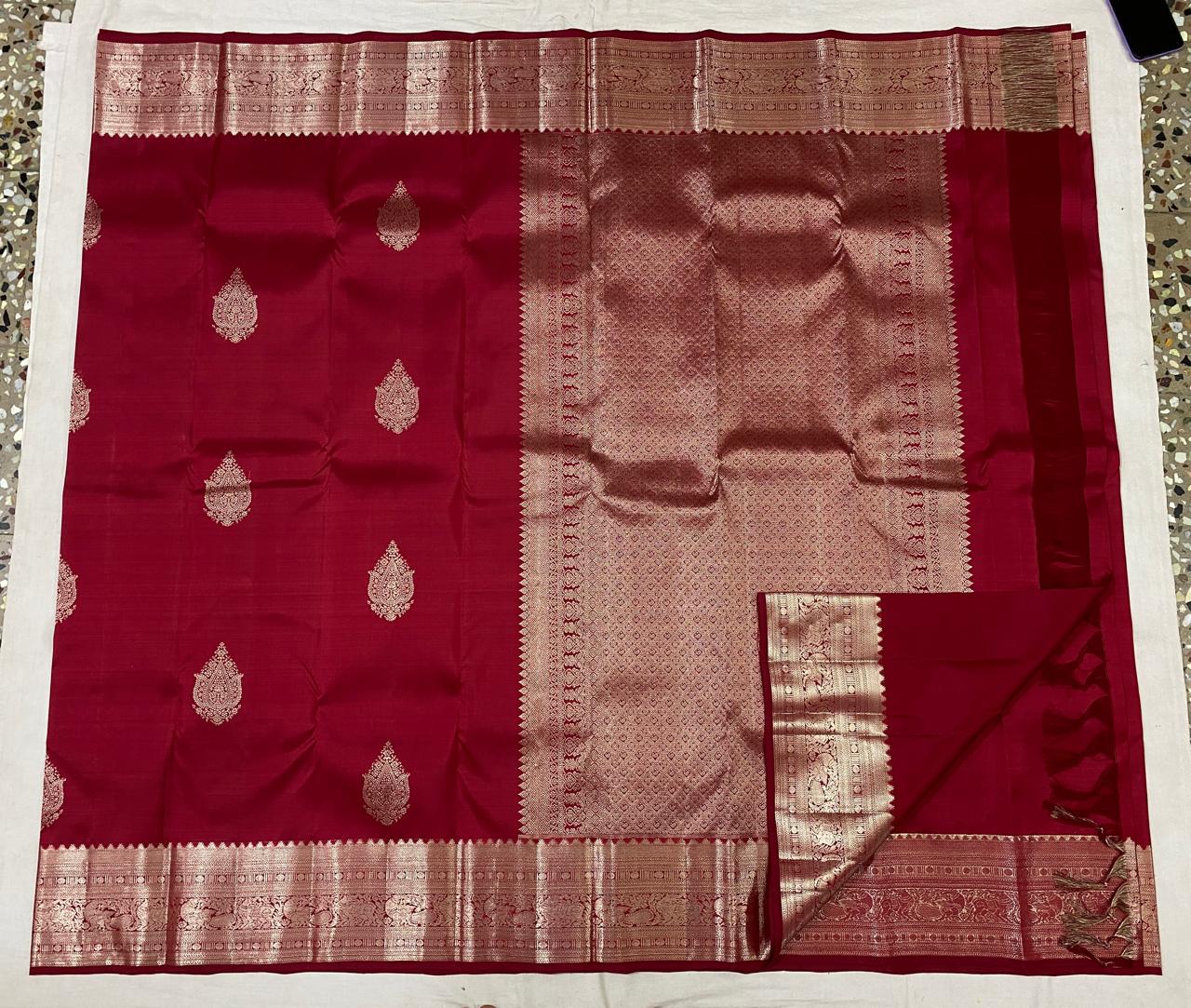 Kanchipuram Handloom pure silk saree
Beautiful fancy Design
silver zari beautiful butta type sarees*