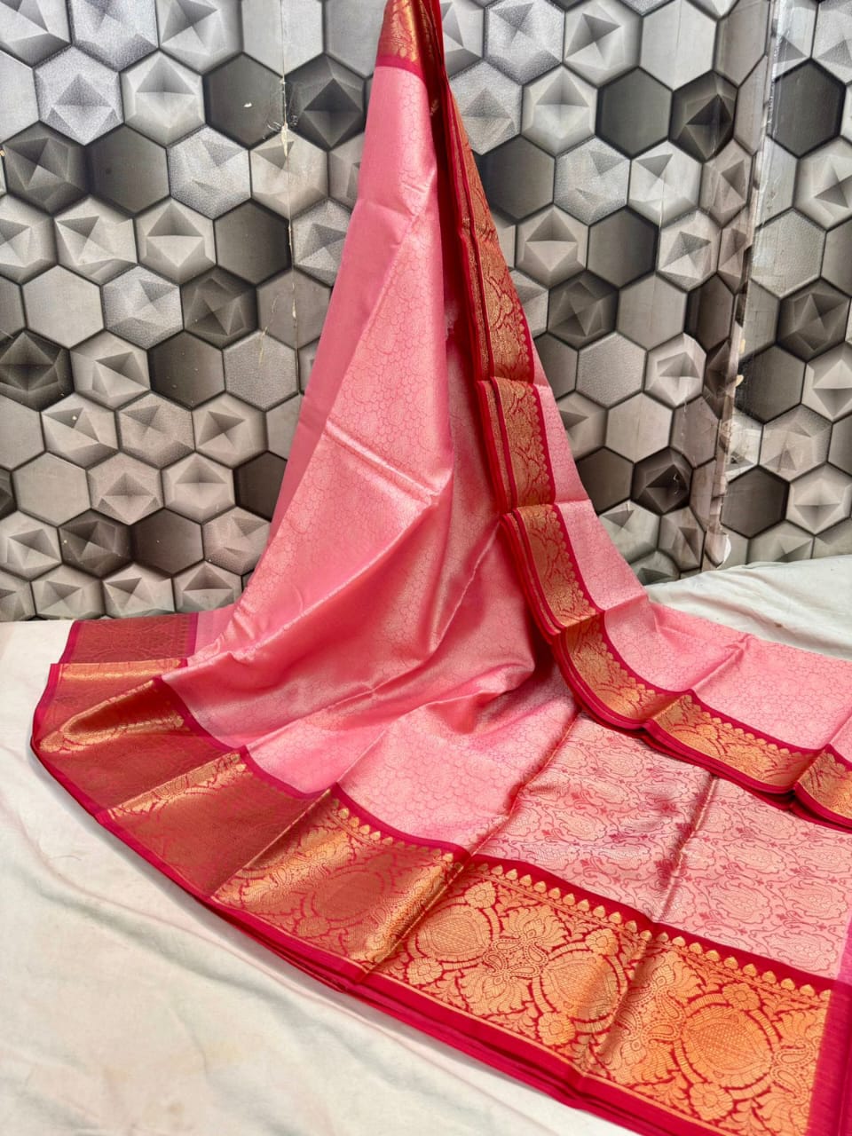 Handwoven Banarasi Kora Muslin Tanchui Saree*
Beautiful Kanchi Bodar Design Body*