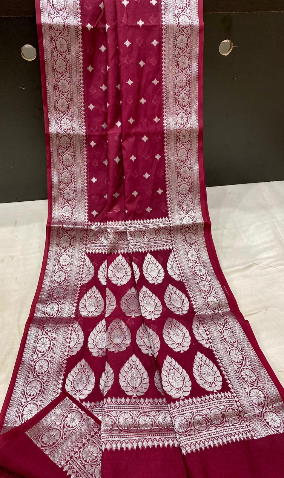 Banarsi Handloom Semi  Georgette Sarees With All Over Zari Weaving Tara Buti 
With Beautiful Designer Border Designer Rich Pallu With Plain Blouse One Side Border