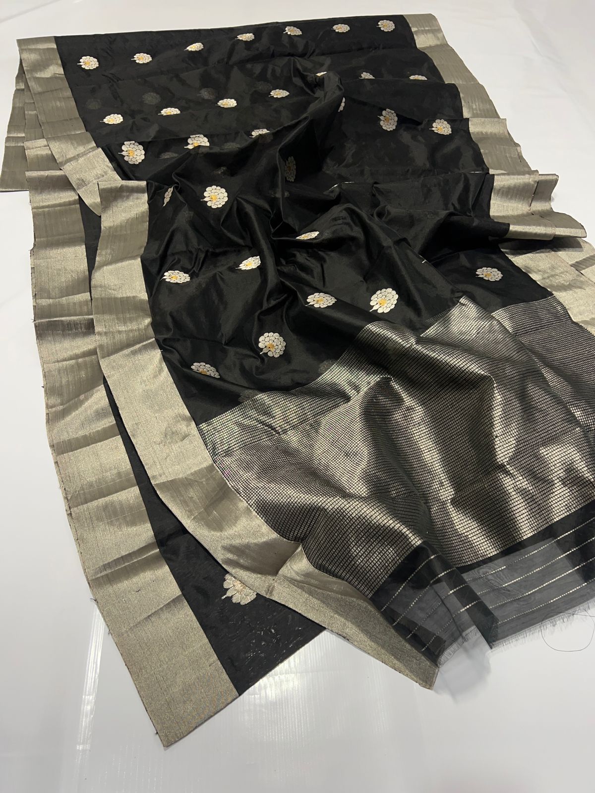 Pattu silk ek nal motif saree