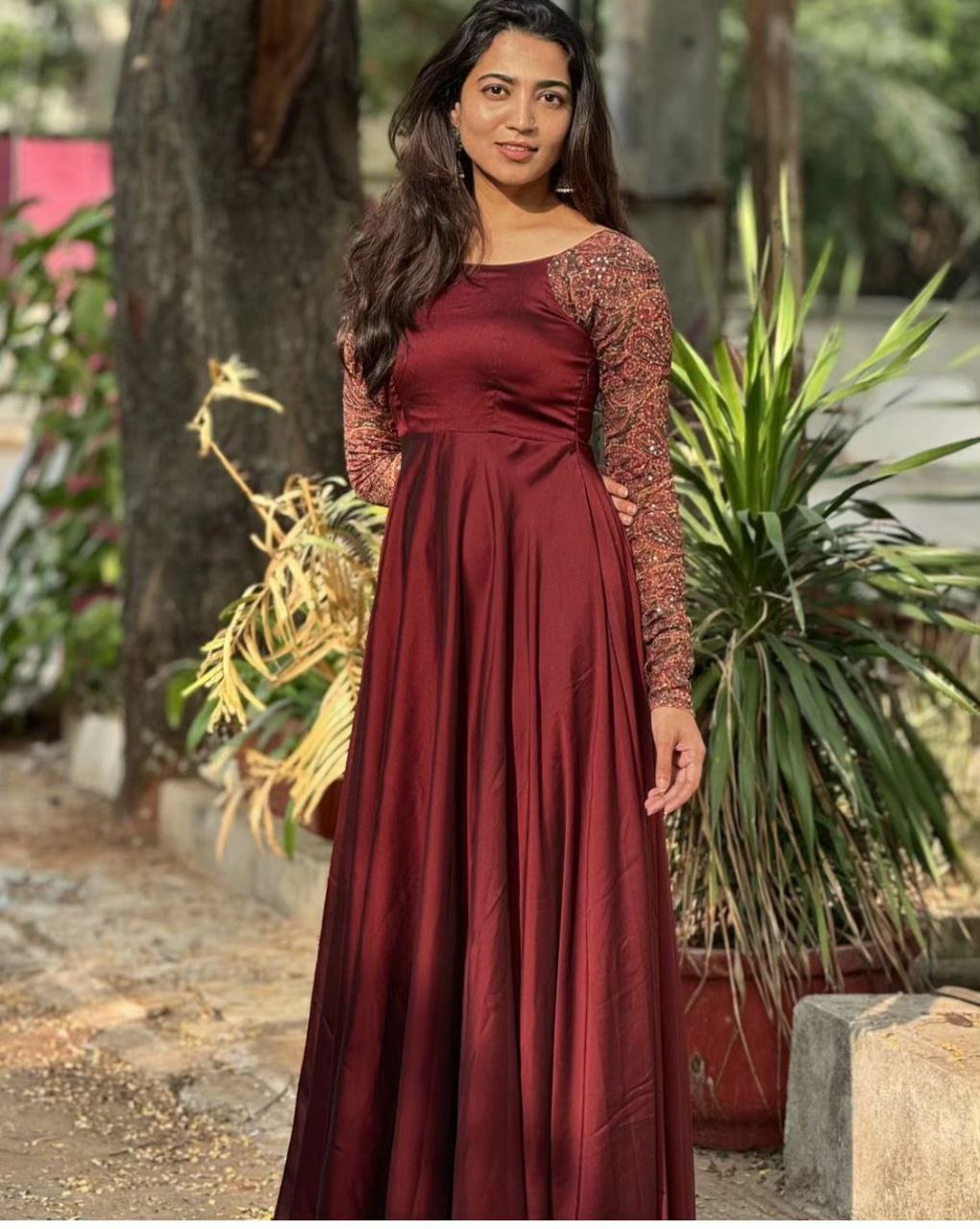 Designer gown
Gown Fabric -This set features a Diamond Georgette It's give you perfect look in party
Work - Embroidery and print
