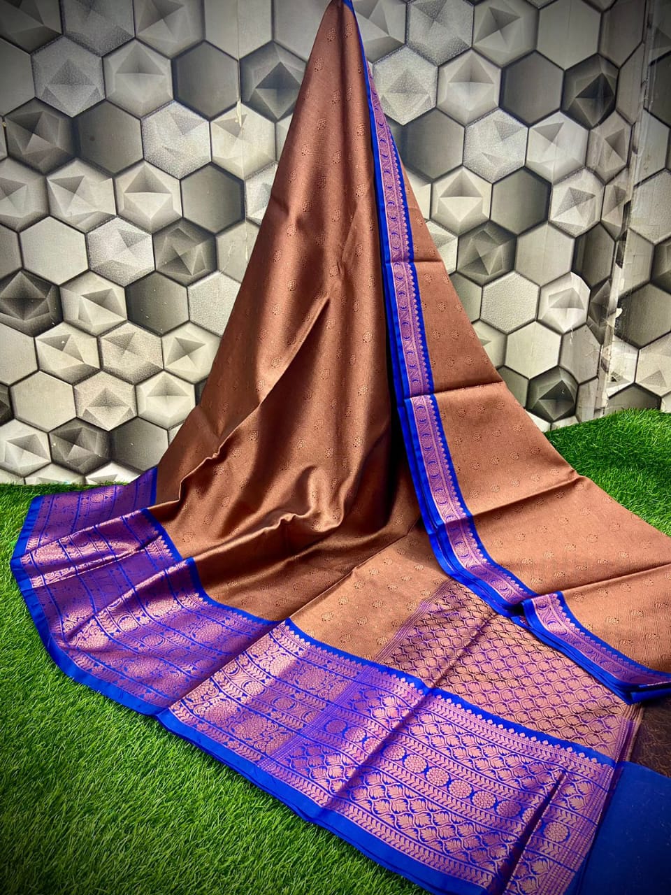Handwoven Banarasi Kora Muslin Tanchui Saree*
Beautiful Kanchi Bodar Design Body*