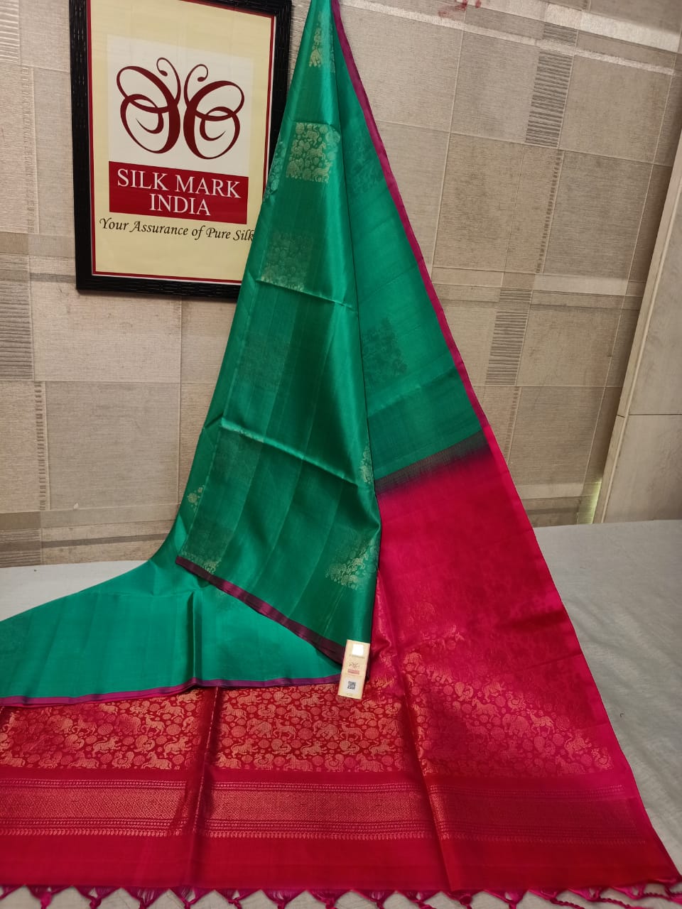Pure silk Handloom*
Meena butta Silver jarie Butta Meena work butta Fancy butta Double warp silk Aravta butta All over butta Rich pallu
