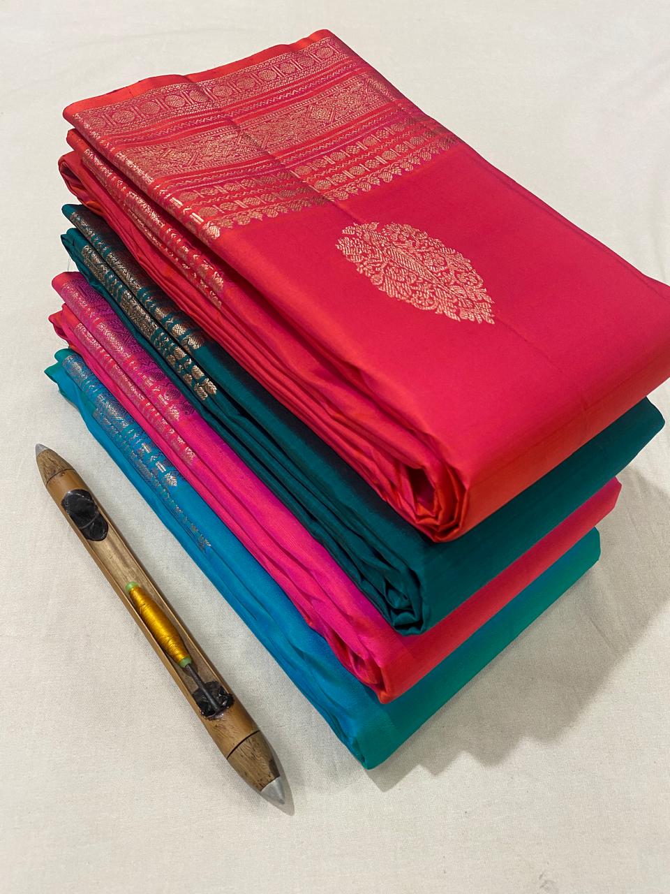 Kanchipuram Handloom pure silk saree
Beautiful fancy Design
Rose copper zari  beautiful butta  type sarees*