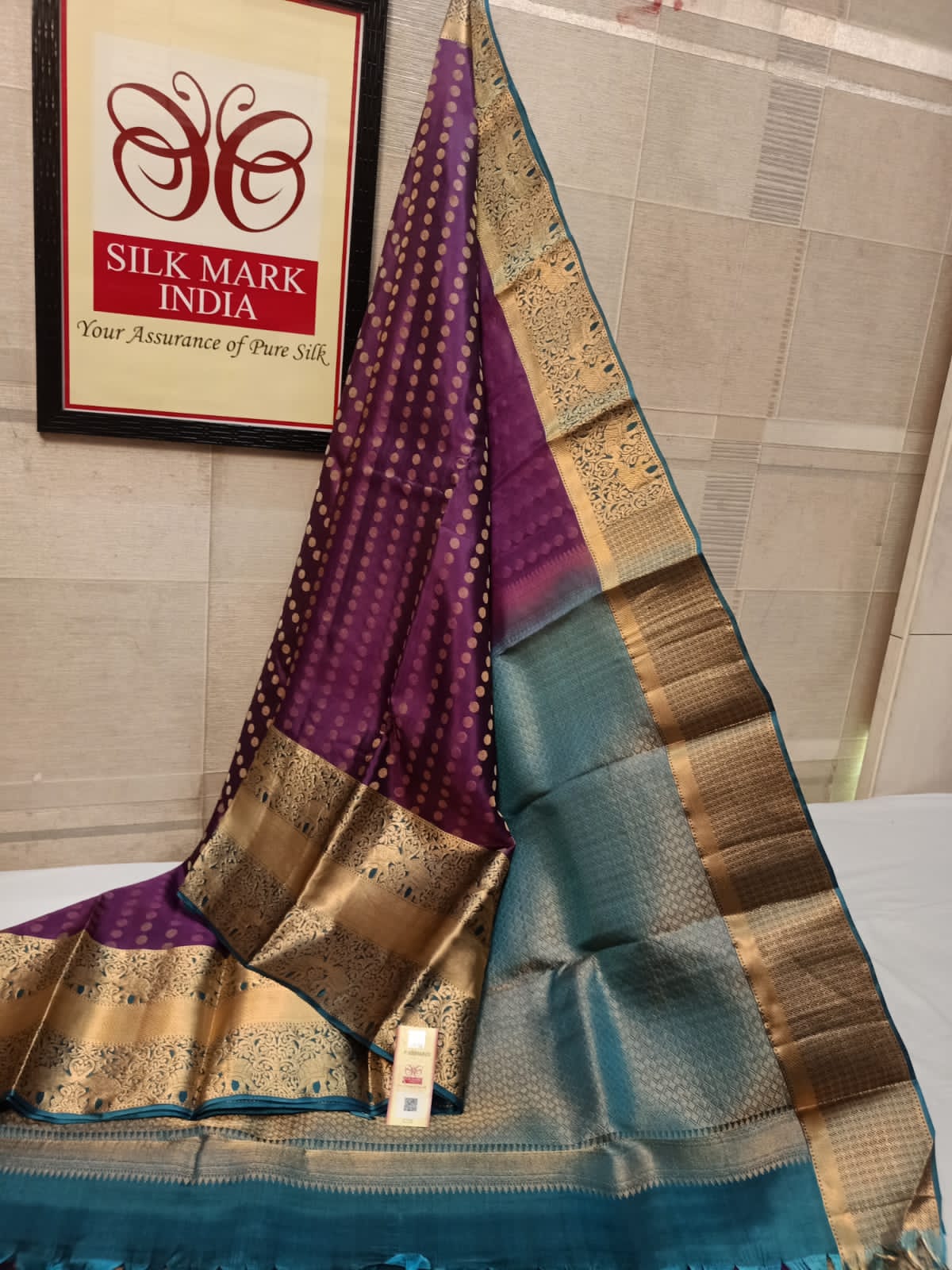 Bridal wear 1000 Butta All self*
Light weight Pure kanjivaram silk saree
Brocade all self
All over all self weaving
Jarie weaving all over saree
Tissue jarie weaving border*
10inch tissue border*