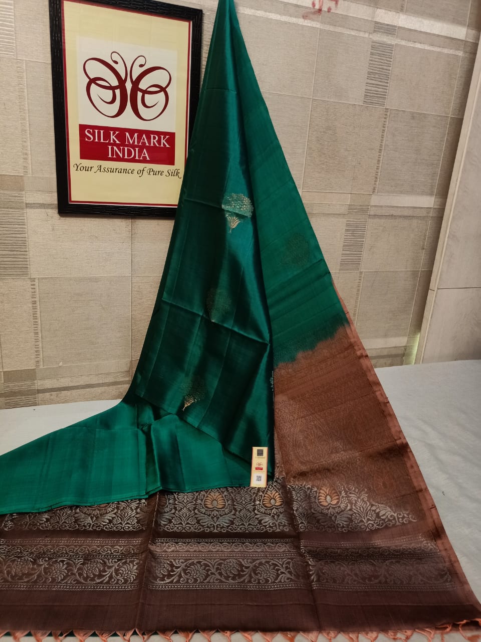 Pure silk Handloom*
Meena butta Silver jarie Butta Meena work butta Fancy butta Double warp silk Aravta butta All over butta Rich pallu