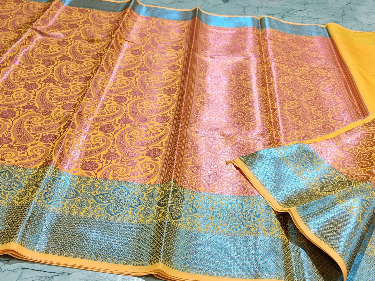 Handwoven Banarasi Taffeta Soft Silk Saree*
Beautiful Tanchui  design All over body*
Zari weave pallu and blouse*