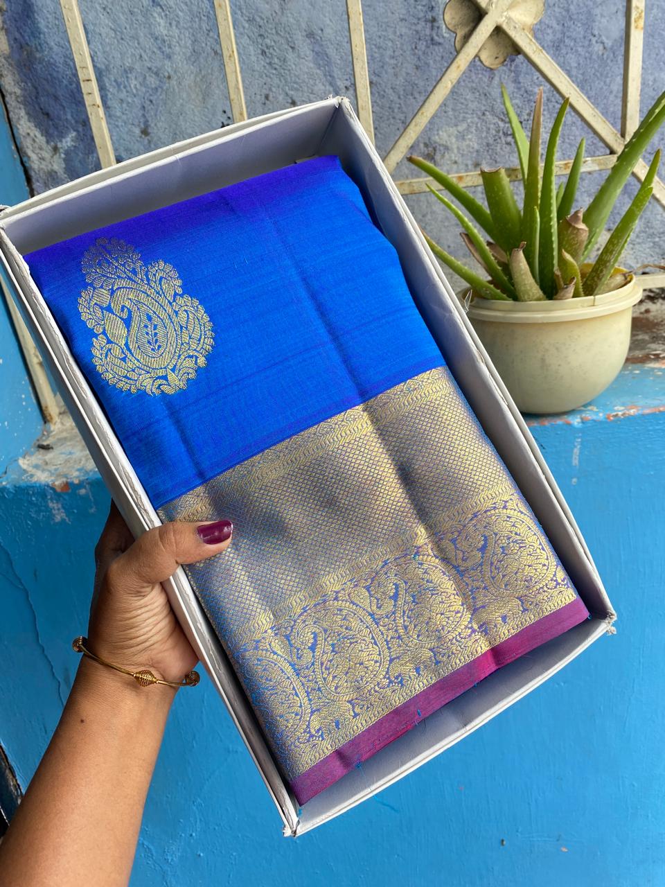 Kanchipuram Handloom pure silk saree
Beautiful fancy Design 
gold  zari fancy Contrast collection butta beautiful type sarees*