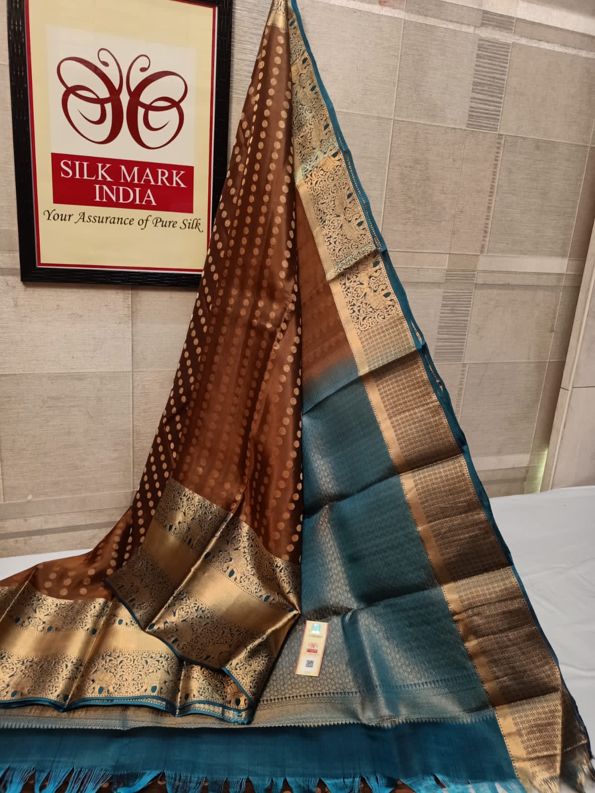 Bridal wear 1000 Butta All self*
Light weight Pure kanjivaram silk saree
Brocade all self
All over all self weaving
Jarie weaving all over saree
Tissue jarie weaving border*
10inch tissue border*