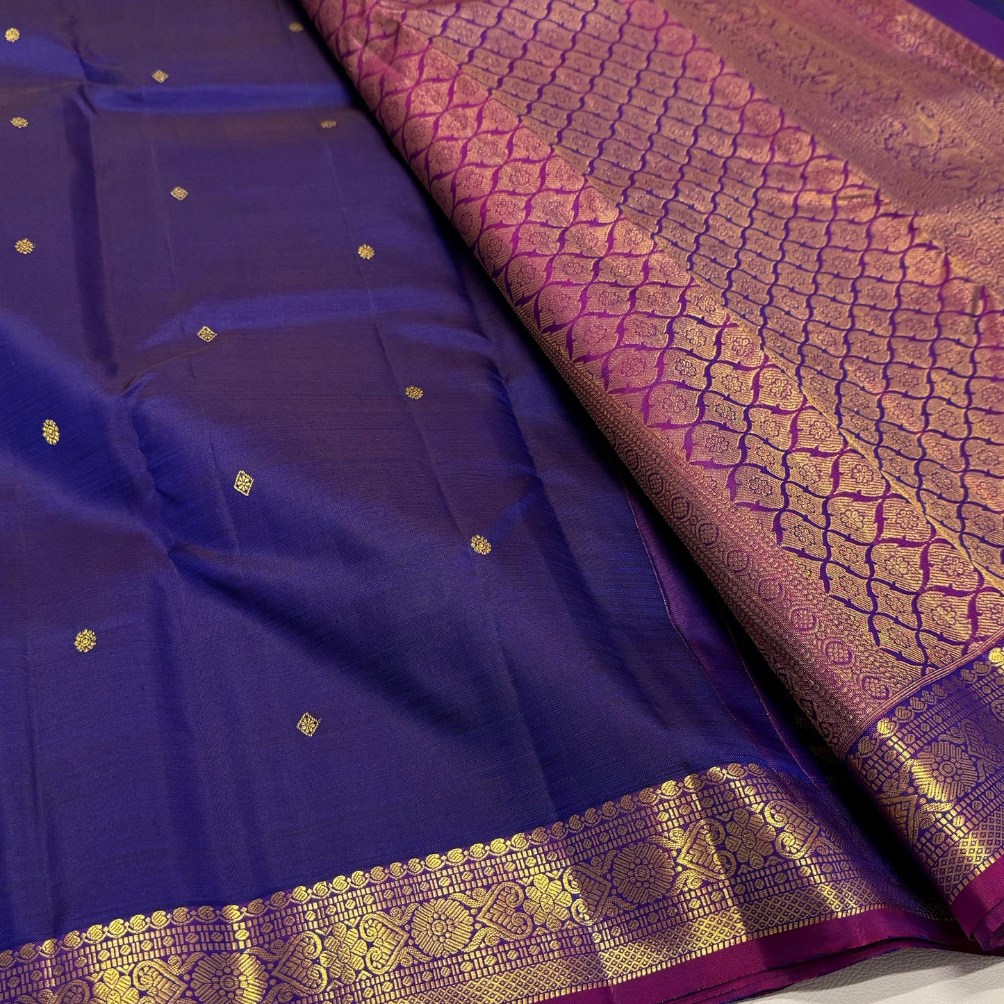 Kanjivaram pure silk handloom double warp contrast grand pallu and blouse  
*Gold zari*
*SILK MARK TAG WITH HOLOGRAM*