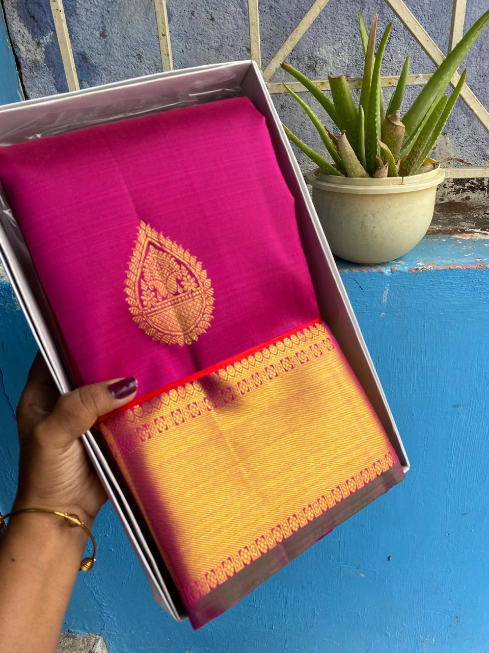Kanchipuram Handloom pure silk saree
Beautiful fancy Design 
gold  zari fancy Contrast collection butta beautiful type sarees*